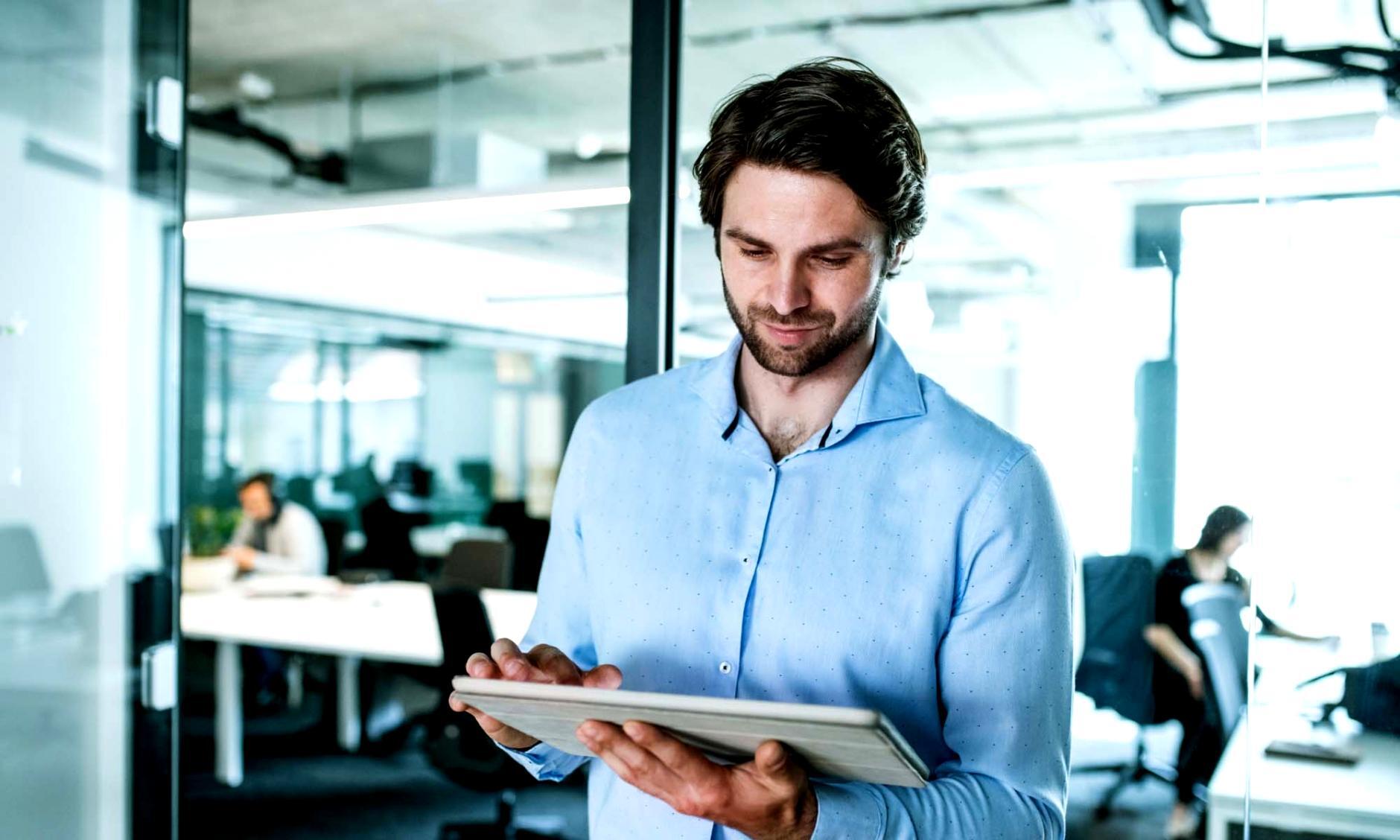 Teilnehmer arbeiten gemeinsam an Finanzanalysen während einer Kurssitzung